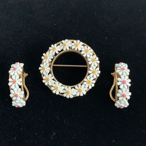 Daisy Wreath Enamel Gold Tone Brooch Pin Daisy Enamel Hoop Clip On Earrings VTG